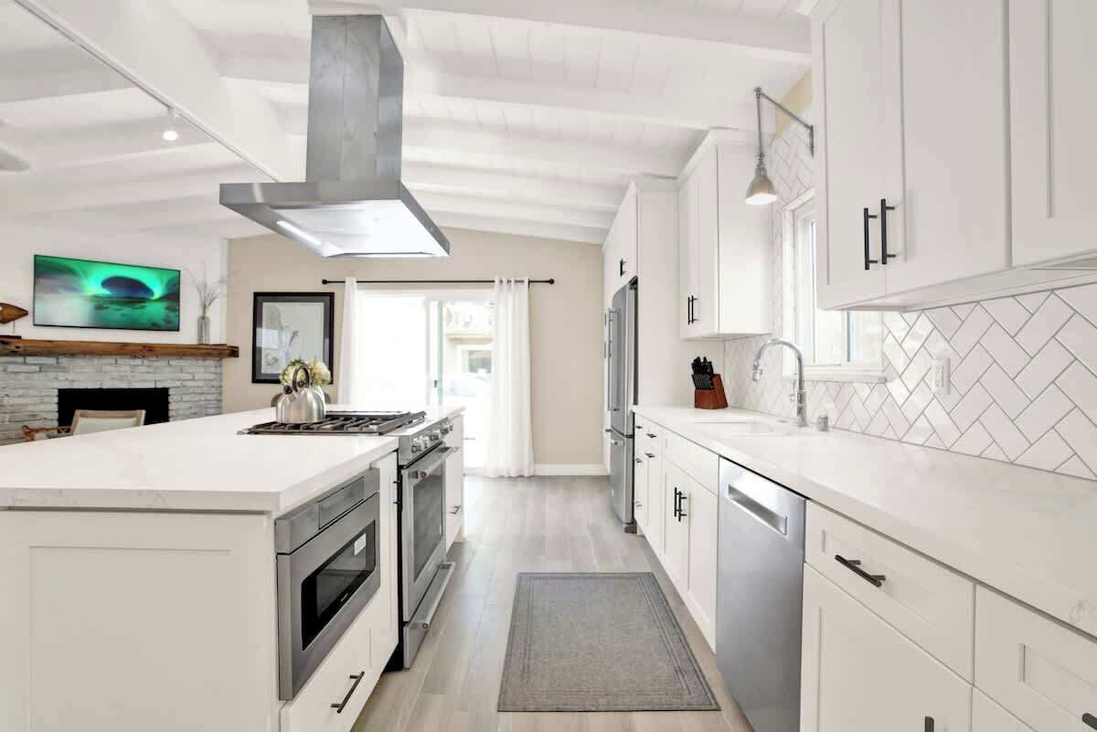 Køleskab, mikrobølgeovn, ovn, kogeplade