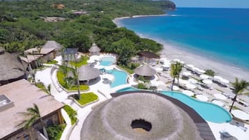 Una piscina al aire libre, una piscina climatizada