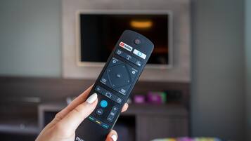 Basic-Doppelzimmer | Wohnbereich | Flachbildfernseher, Netflix, Fußbodenheizung, Streaming-Dienste