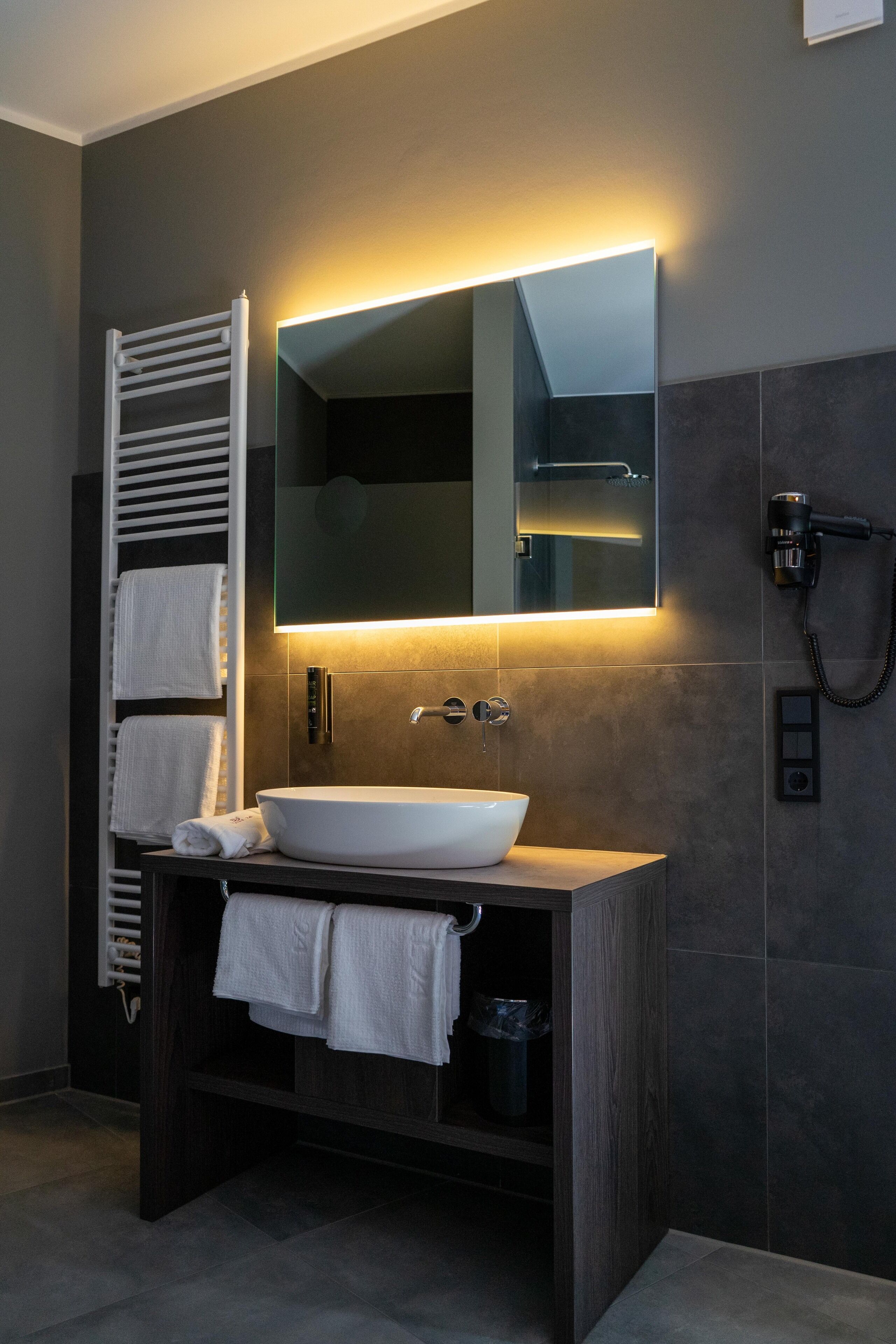 basic double room, non smoking, ground floor | bathroom sink