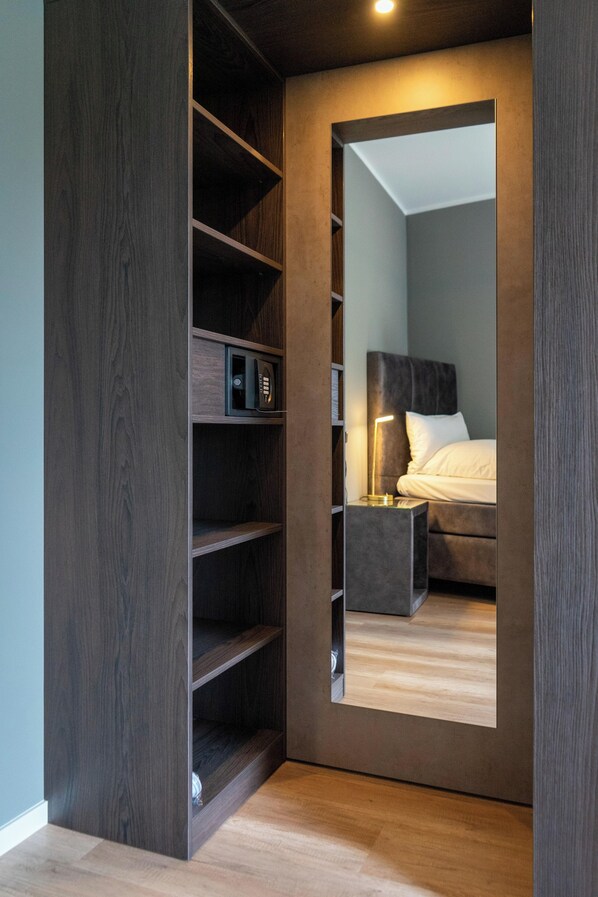 مكتب ومساحة عمل للكمبيوتر المحمول وستائر تعتيم وتجهيزات عازلة للصوت