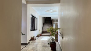 Ein Flur mit einer Treppe, die zu einer Zwischenebene führt.