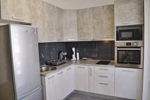 Refrigerador, microondas, horno y parrilla de estufa 