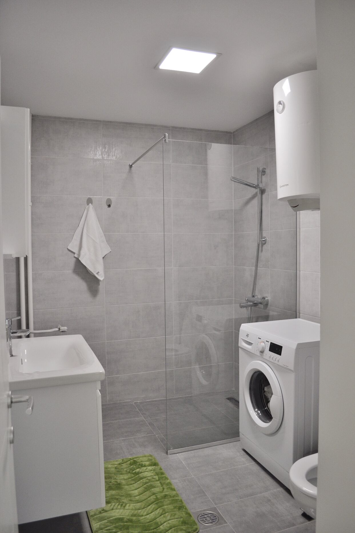 Combined shower/tub, hair dryer, towels, shampoo