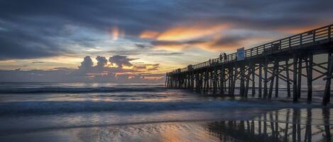 På stranden, kajakkpadling, motorbåtkjøring og fisking