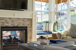 スマートテレビ、暖炉、DVD プレーヤー、テーブルサッカー台