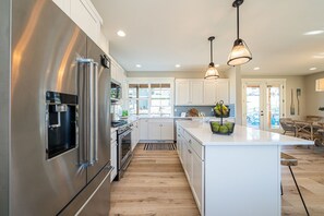 冷蔵庫、電子レンジ、オーブン、コンロ