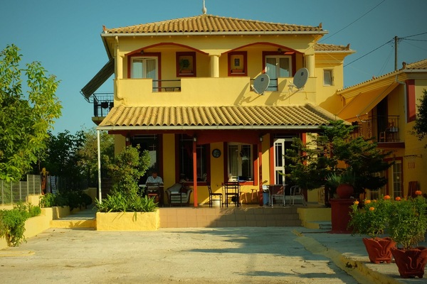 Bossanovolima building from the road. The studio is on the 1st floor.Top left.