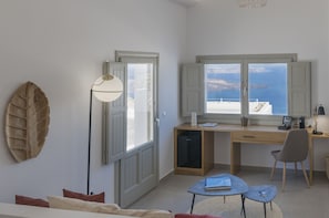Nefeli Suite Hot Tub Caldera View | Área de estar | Smart TV 32 polegadas com canais via satélite, TV