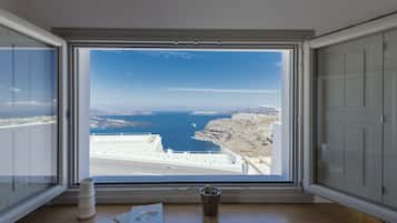 Nefeli Suite Hot Tub Caldera View