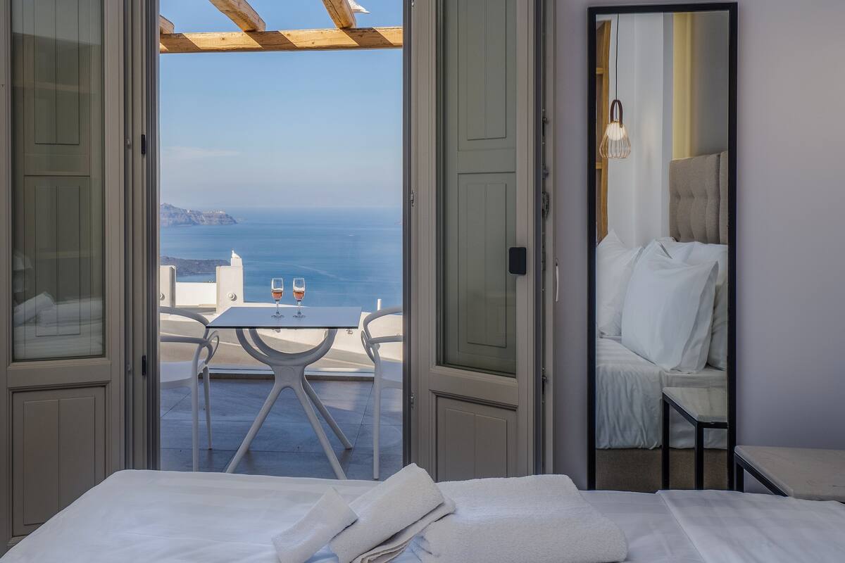 Phaedra Family Suite with Caldera View | Minibar, in-room safe, soundproofing, WiFi (free)