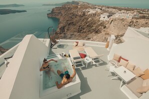 Private spa tub - Symphony Suites (Santorini)