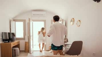 Honeymoon Suite Caldera View and Hot Tub | Minibar, in-room safe, soundproofing, free WiFi