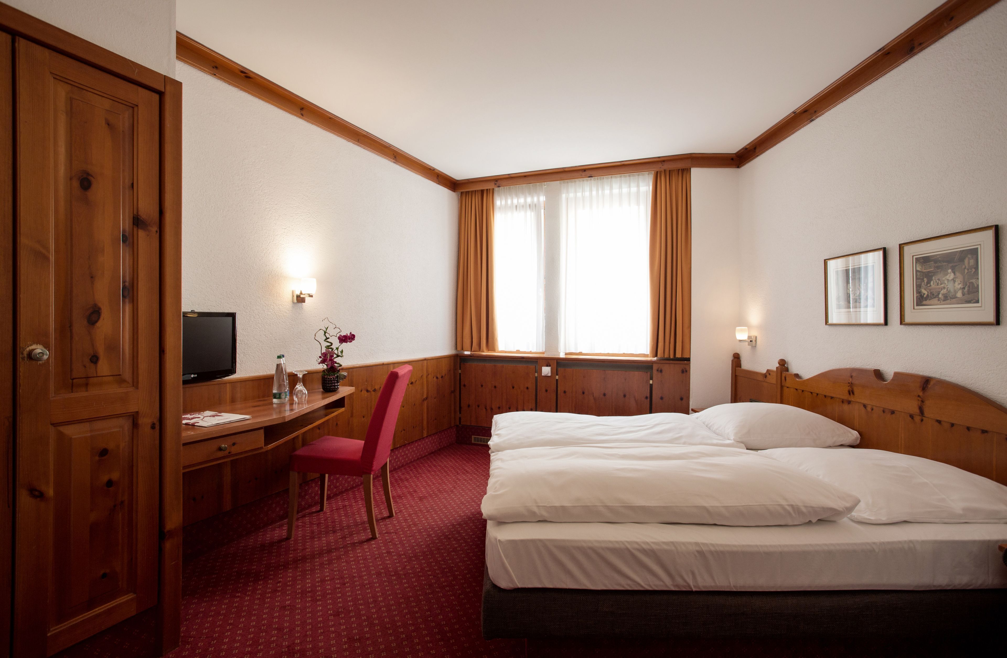 Desk, soundproofing, free WiFi, bed sheets