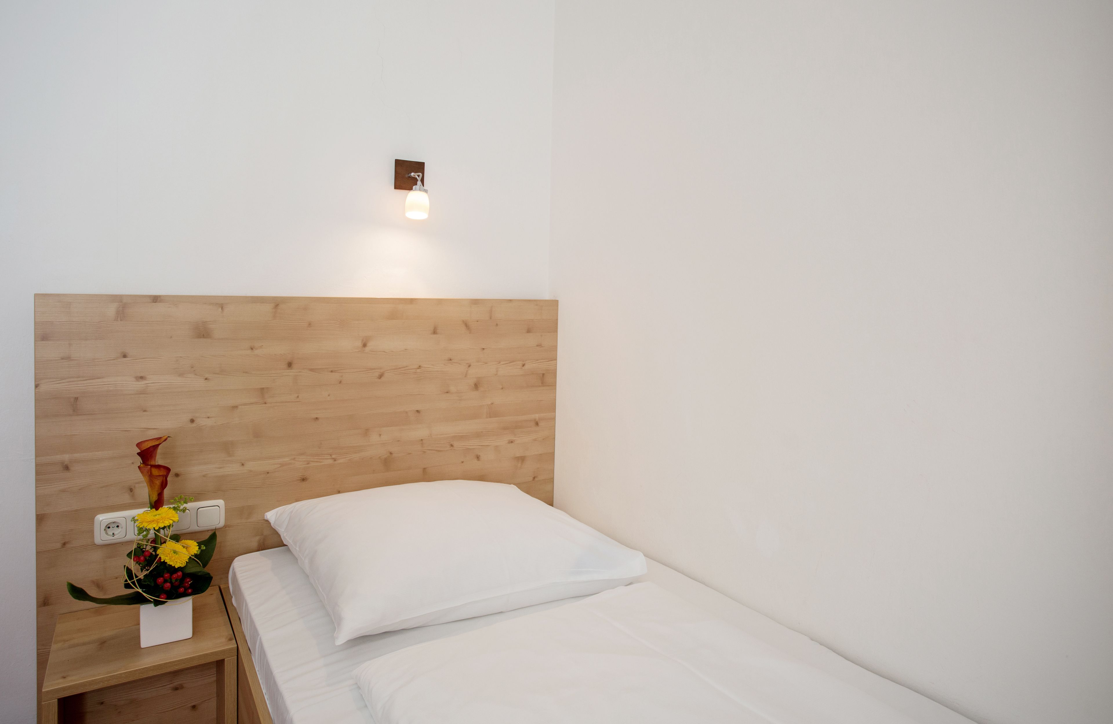 single room | desk, soundproofing, free wifi, bed sheets