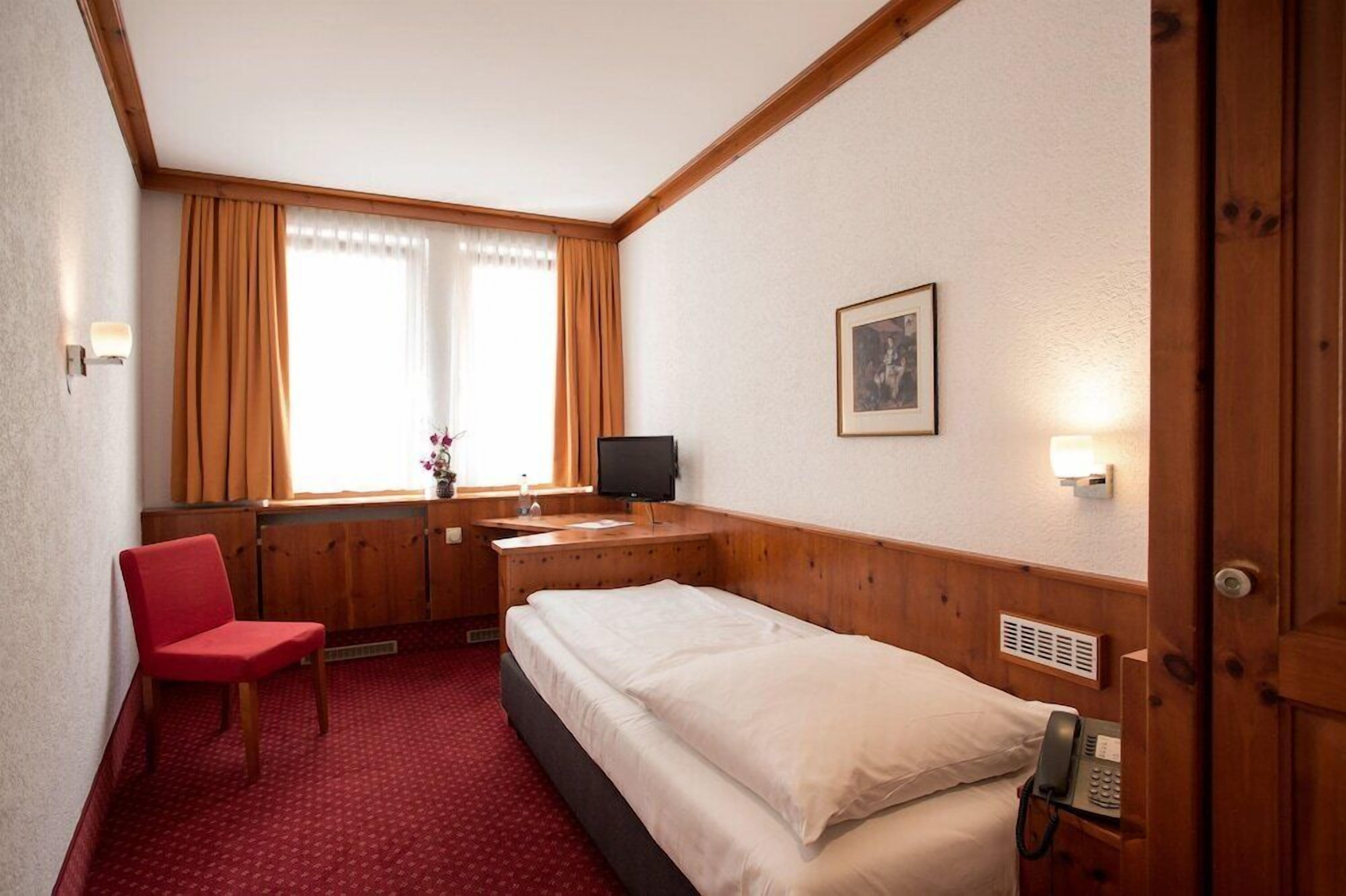 Desk, soundproofing, free WiFi, bed sheets
