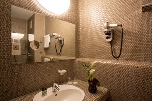 Shower, free toiletries, hair dryer, towels - Steichele Hotel & Weinrestaurant (Nuremberg)