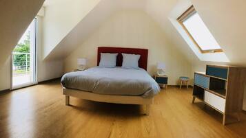 4 bedrooms, iron/ironing board, travel cot, free WiFi