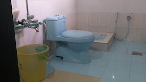 Family Triple Room | Bathroom - Rama Midway Guest House (Astore)