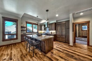 Maison mitoyenne, 4 chambres | Cuisine privée | Réfrigérateur, four, cafetière/bouilloire, grille-pain