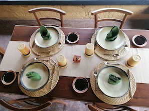 Café da manhã com pratos da culinária local grátis todos os dias