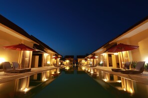 Una piscina al aire libre