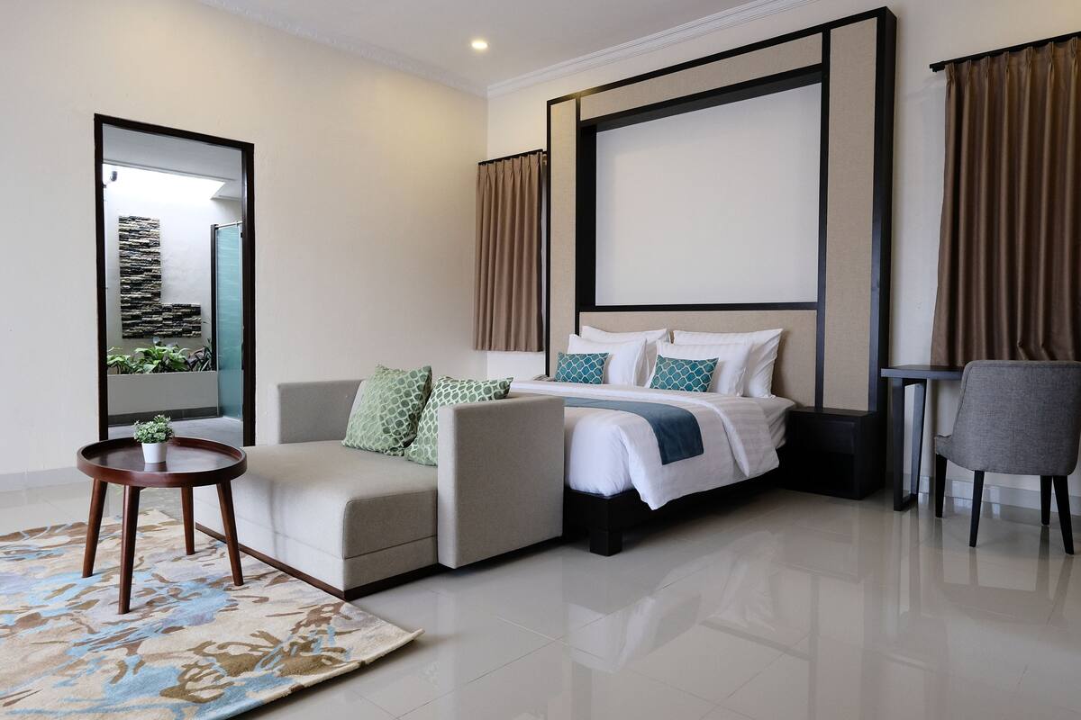 Escritorio, wifi gratis y ropa de cama