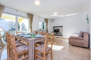 Villa, eigener Pool (2) | Wohnbereich | Flachbildfernseher