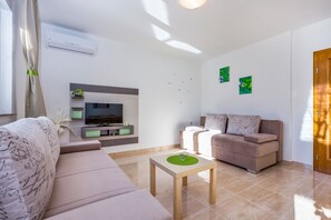 Villa, eigener Pool (2) | Wohnbereich | Flachbildfernseher