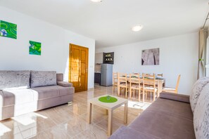 Villa, eigener Pool (2) | Wohnbereich | Flachbildfernseher