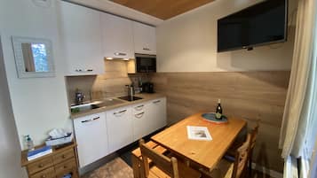 Geladeira, micro-ondas, fogĂŁo, cooktop