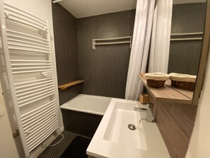 Bathtub, hair dryer, towels, toilet paper - Apt 4-5 pers. duplex, 32m² (Les Menuires)