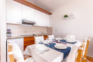 Fridge, microwave, stovetop, dishwasher - Villa Marija (Crikvenica)