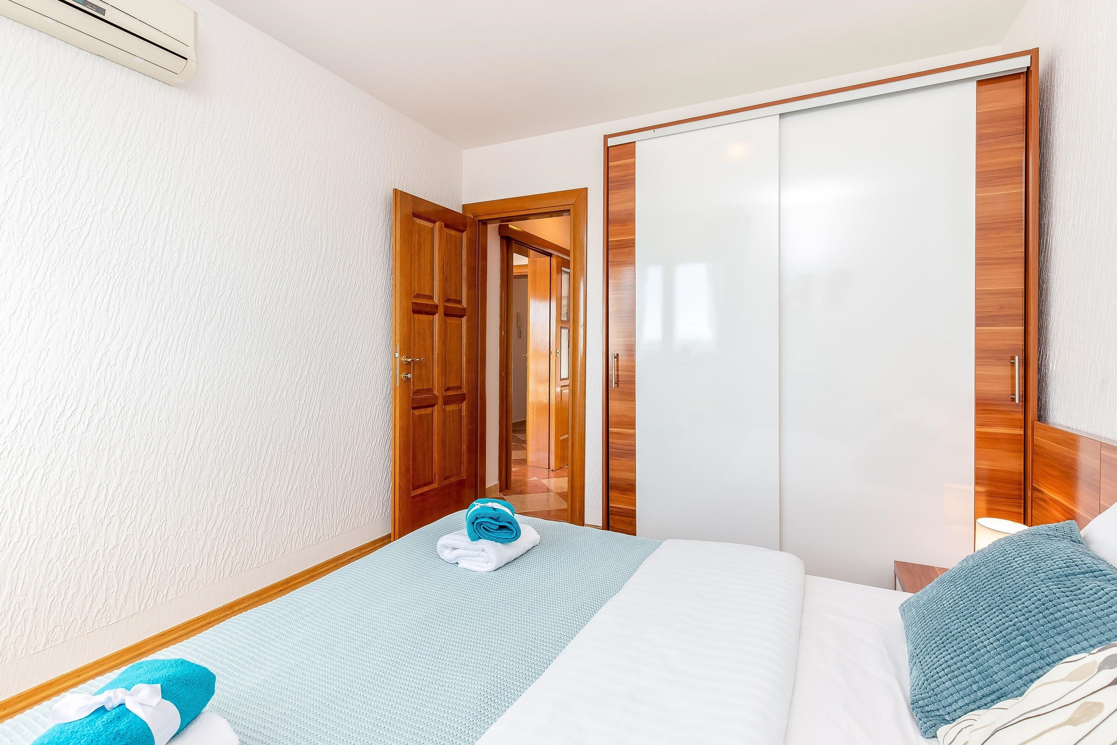 Cots/infant beds, free WiFi, bed sheets