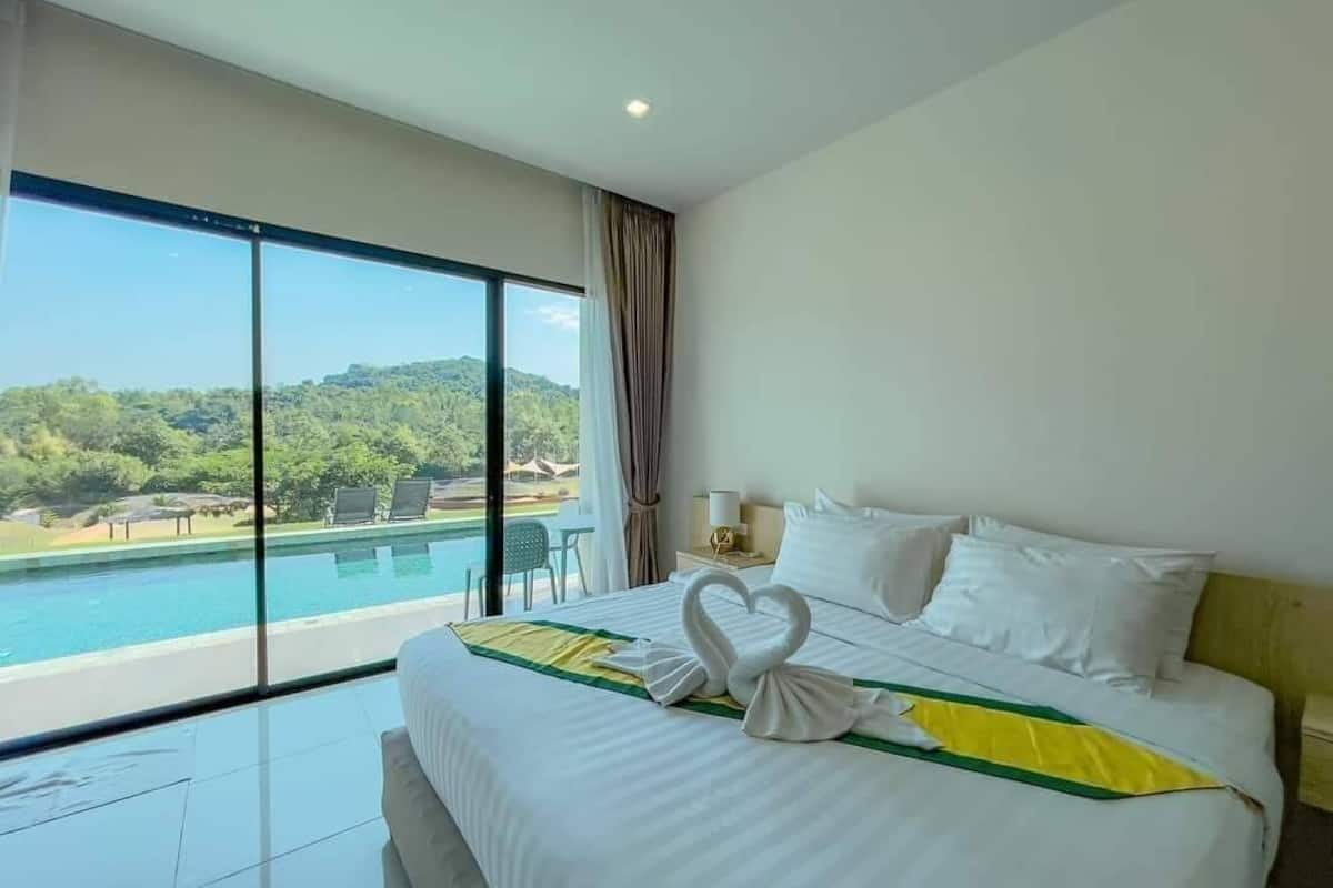 Deluxe Room, Pool View | 1 bedroom, hypo-allergenic bedding, Select Comfort beds, minibar