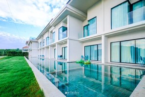 Outdoor pool, open 6:00 AM to 9:30 PM, pool umbrellas, pool loungers - Viva Montane Hotel Pattaya (Sattahip)