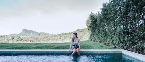 Außenpool, geöffnet von 06:00 Uhr bis 21:30 Uhr, Sonnenschirme