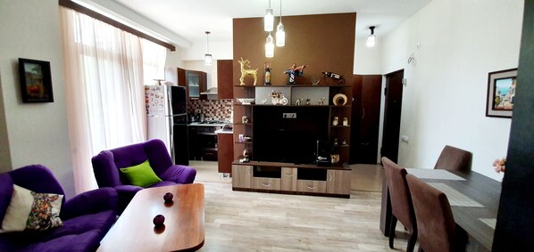 Télévision à écran plat, lecteur de DVD