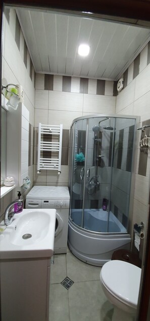 Combined shower/tub, hair dryer, towels, soap - You choose us,we choose to make your holiday!Welcome to our beautiful country!!! (Vake-Saburtalo)