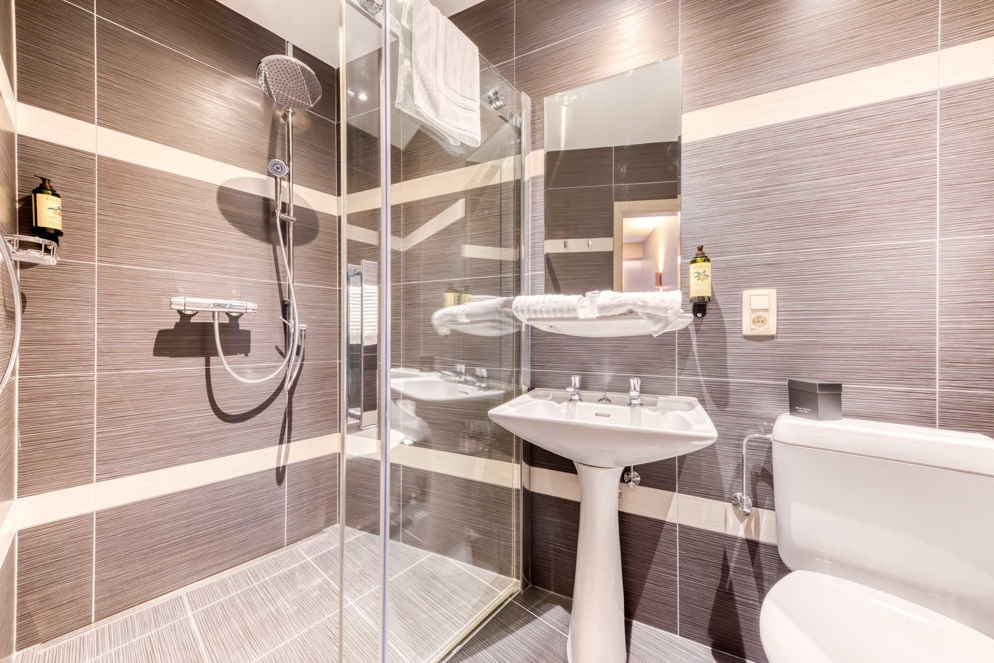 Luxury Room | Bathroom | Free toiletries, hair dryer, towels, soap