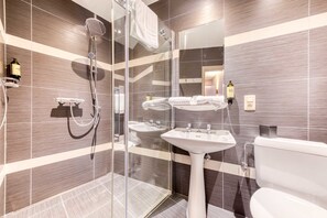 Luxury-Zimmer | Badezimmer | Kostenlose Toilettenartikel, Haartrockner, Handtücher, Seife