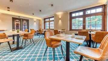 Tägliches Frühstücksbuffet (15 EUR pro Person)