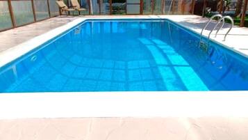 Een binnenzwembad en een buitenzwembad