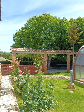 Outdoor dining - Casa Bodeguilla con piscina privada cubierta o abierta según época del año (Pozo Alcón)