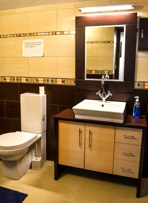Duschwanne, Bidet, Handtücher, Seife