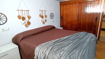 4 slaapkamers, een bureau, een strijkplank/strijkijzer, gratis wifi