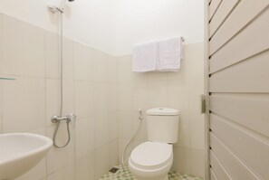 Standard Double Room | Bathroom | Shower, towels - OYO 779 Mn One Residence Syariah Near ITC Cempaka Mas Near Kalbe Farma (Jakarta)