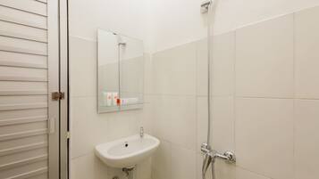 Kamar Double Standar | Wastafel kamar mandi