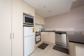 Appartement, 1 slaapkamer | Privékeuken | Een koelkast/vriezer, een magnetron, een oven, een kookplaat