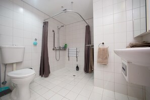 Appartement, 1 slaapkamer | Badkamer | Een douche, een haardroger, handdoeken, zeep